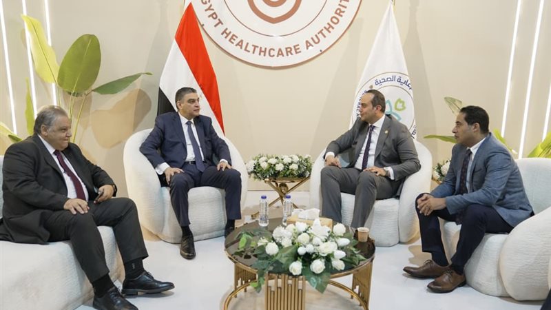 رئيس الرعاية الصحية يبحث تعزيز جاهزية المخازن الإقليمية في القناة والصعيد بالأدوية