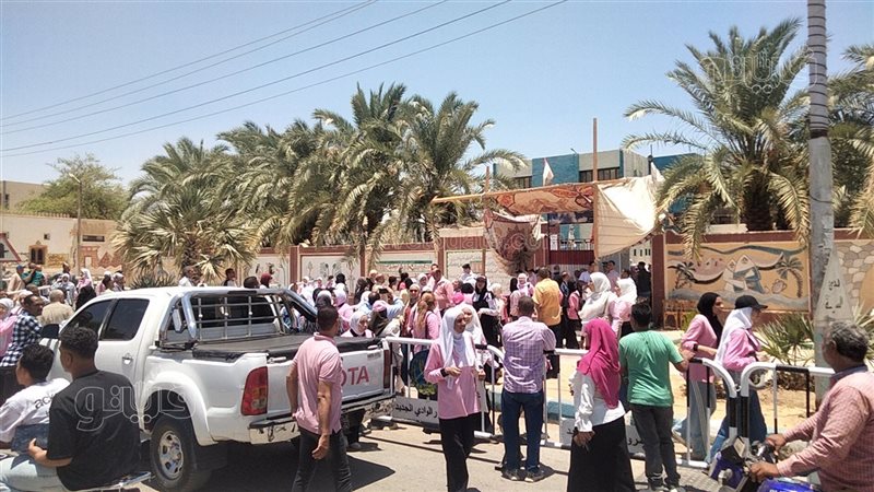ارتياح بين طلاب الثانوية العامة بالوادي الجديد بعد امتحاني التربية الدينية والوطنية (فيديو وصور)