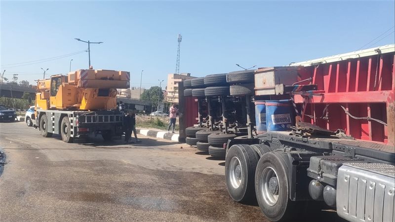 رفع سيارة نقل محملة بمحصول البنجر انقلبت أعلى كوبرى منية سندوب باتجاه المنصورة