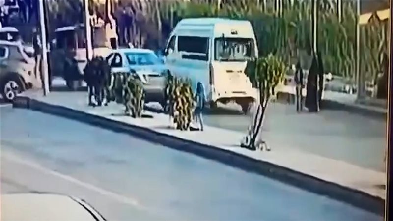 حادث مروع لميكروباص طائش، لحظة دهس مرعبة لجدين وأحفادهما على كورنيش حلوان (فيديو)