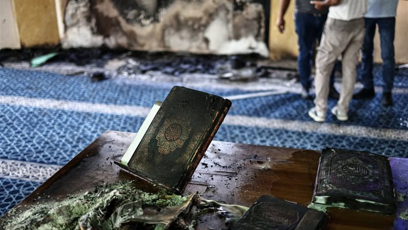 لماذا يحرق المستوطنون المساجد؟.. هجمات إسرائيلية منظمة تستهدف المقدسات الدينية في الضفة الغربية لإثارة حروب دينية.. ودعم حكومي لـ”فتية التلال” ومشروع “يهودية الدولة”