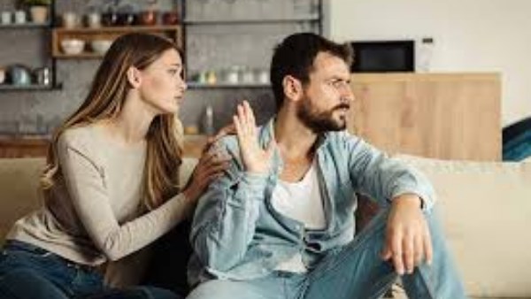 هل الصمت في الخلافات الزوجية حل أم مشكلة؟.. إخصائي صحة نفسية يوضح