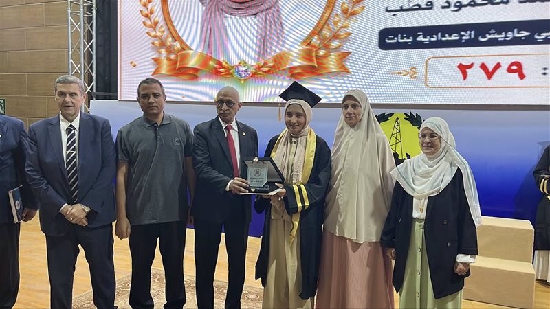 جميعهن فتيات، محافظ شمال سيناء يكرم أوائل الشهادة الإعدادية (فيديو)