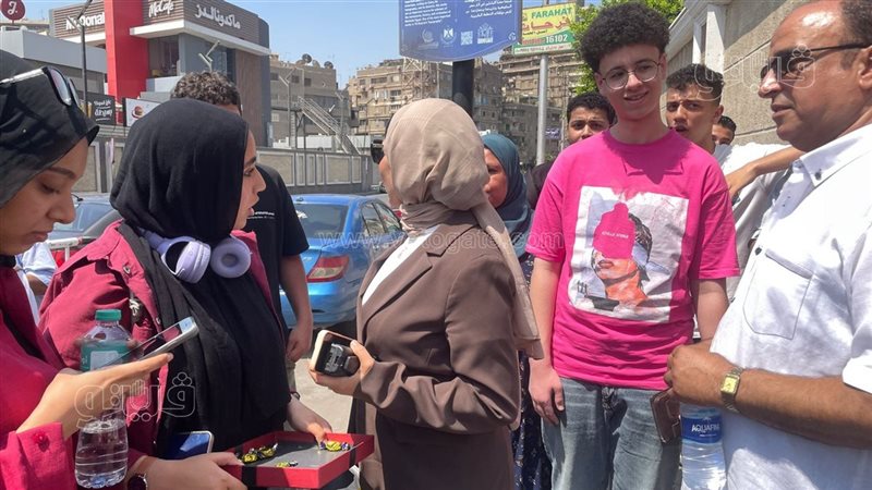 تعليم القاهرة تفاجئ طلاب الثانوية العامة بـ«شوكولاتة» بعد الامتحان (فيديو وصور)