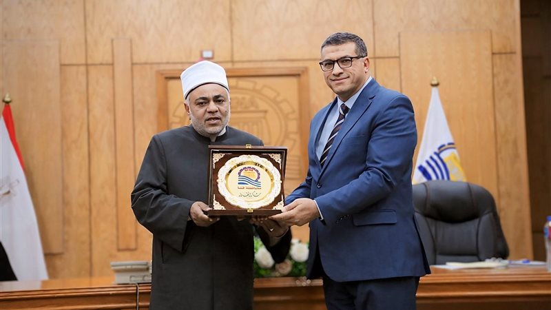 محافظ قنا يُهدي درع المحافظة لرئيس المنطقة الأزهرية لبلوغه سن التقاعد