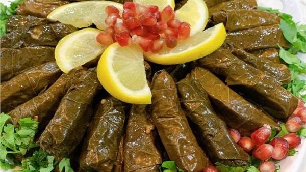 طريقة عمل ورق العنب بالدجاج بطعم شهي