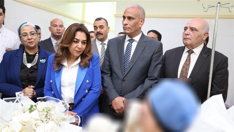 منال عوض ومحافظ كفر الشيخ يطمئنان على رئيسة قرية تفتيش أبو سكين بالمستشفى العام