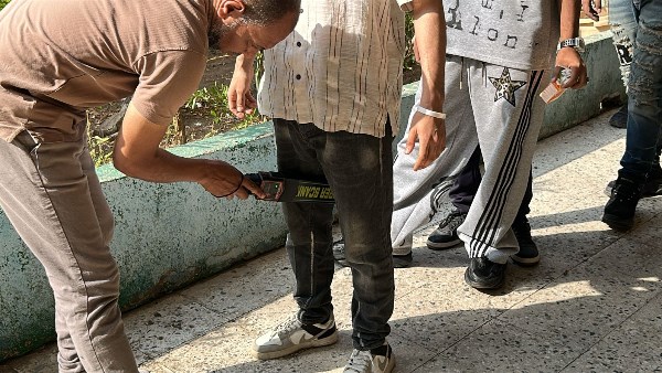 مخبي تليفون.. ضبط طالب يحاول الغش بامتحانات الثانوية الأزهرية بمصر الجديدة| فيديو وصور
