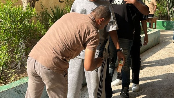 ضبط طالب ثانوي أزهري أخفى هاتفًا محمولًا خلف ظهره قبل دخول الامتحان