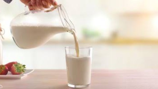 ماذا يحدث عند وضع ملعقة من الزبادي على كوب الحليب قبل شربه؟.. طبيب يوضح