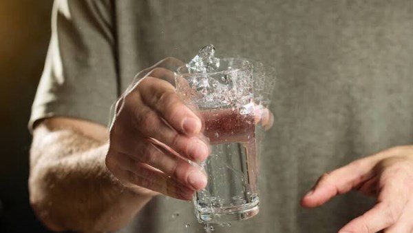 علامة يظنها الكثيرون بسيطة.. خبير يحذر من عرض قد يكشف مرضا عصبيا قبل سنوات من تشخيصه