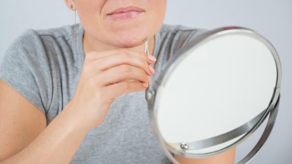 شعر الذقن عند النساء.. متى يكون طبيعيا ومتى يستدعي زيارة الطبيب؟