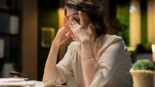 ماذا يحدث للمخ عند التعرض للقلق المزمن؟.. يحوّله إلى إدمان خفي