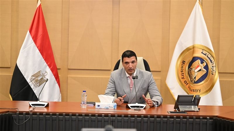 وزير الصناعة: تسهيل إنشاء المصانع وتشغيلها وتوظيف العمالة لتلبية احتياجات السوق المحلي