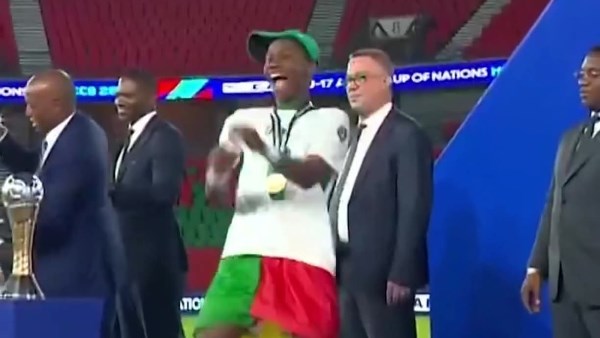 لقطة لافتة في نهائي أمم أفريقيا للناشئين.. لاعب السنغال يحتفل أمام فوزي لقجع ثم يصافحه بعد التتويج