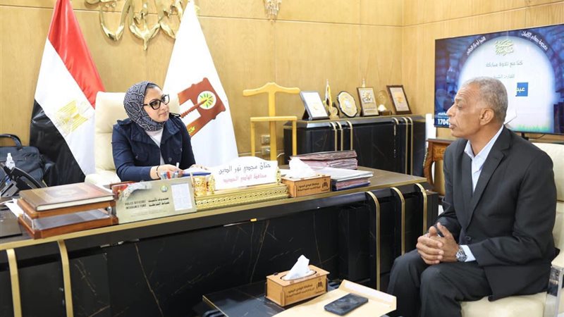 محافظ الوادي الجديد تناقش تطوير الإذاعة المحلية ودعم البرامج لخدمة قضايا المواطن