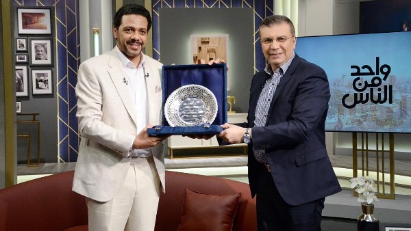 عمرو الليثي يكرم حمزة العيلي ويهديه درع بمناسبة تفوقه في دراما رمضان من خلال حكاية نرجس والنص