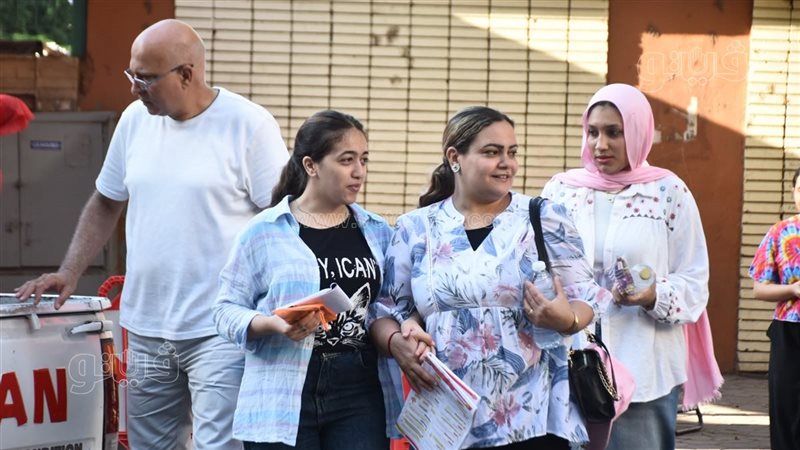 ضبط 3 سماعات إلكترونية بحوزة ثلاث طالبات أثناء التفتيش الذاتي فى قنا