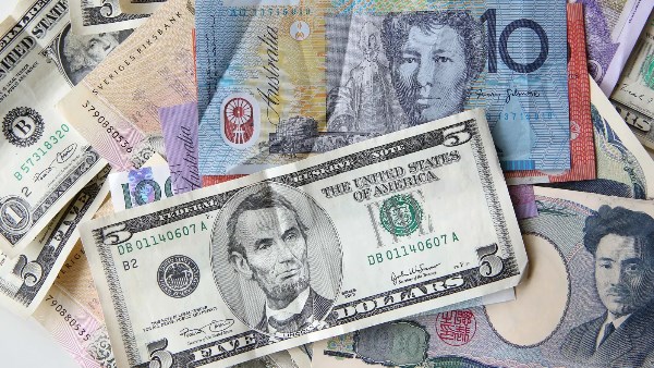 تراجع سعر الدولار.. أسعار العملات اليوم الثلاثاء