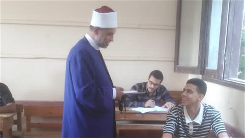 رئيس منطقة الدقهلية الأزهرية يتفقد لجان الامتحانات للتأكد من توفير الأجواء المناسبة للطلاب