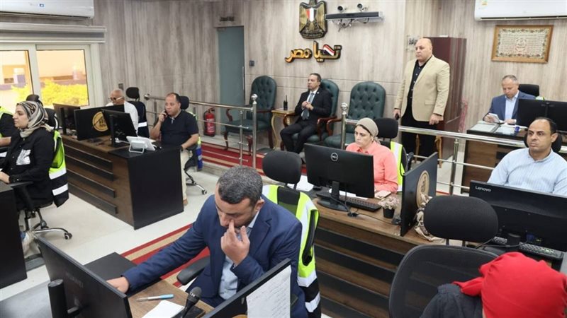 محافظ المنوفية يتابع انتظام امتحانات الثانوية العامة داخل مركز سيطرة الشبكة الوطنية