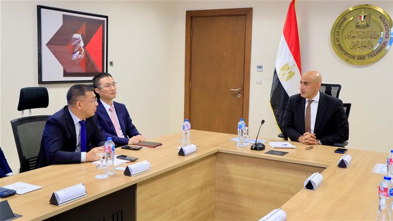 عبد اللطيف يبحث آليات تطوير البنية التحتية الرقمية للمنظومة التعليمية