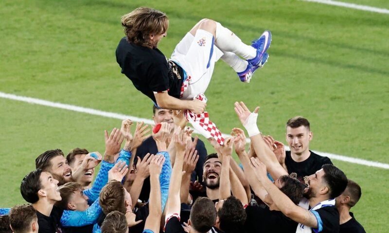 نجم كرواتيا مودريتش يعادل ميسي في إنجاز فريد