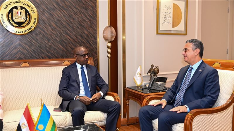 وزير التموين يبحث مع سفير رواندا تبادل الخبرات في مجالات الأمن الغذائي وصوامع التخزين