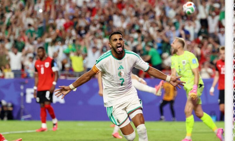 الأسطورة محرز يحمل الجزائر إلى دور الـ 32 بكأس العالم