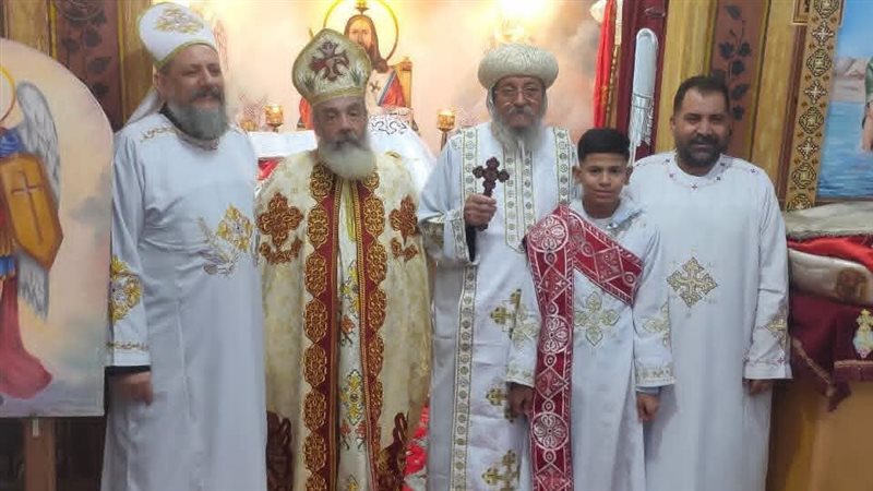 الأنبا يواقيم يدشن أواني مذبح ويرسم قمصا وشمامسة جددا بإسنا
