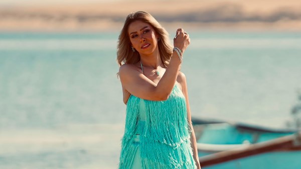 زينة الخلايق .. إيناس عز الدين تقدم اللون الصعيدي في أحدث أغانيها