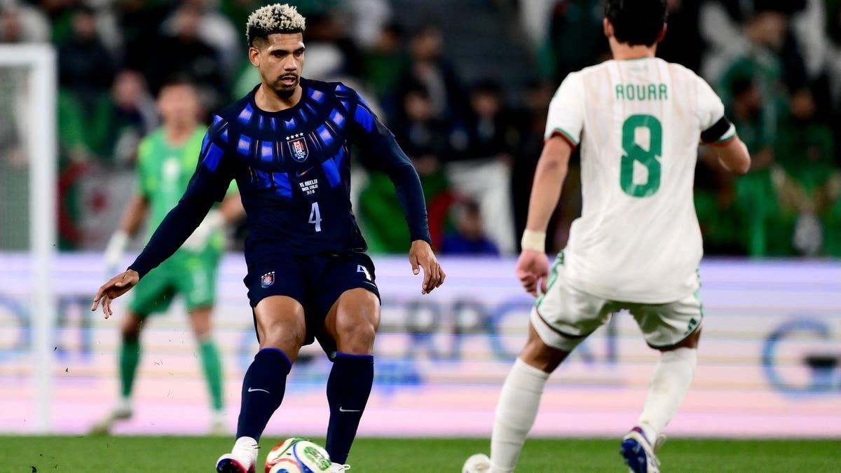 أراوخو يغادر معسكر الأوروغواي ويعود إلى برشلونة