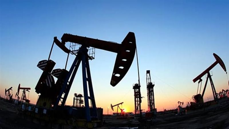 انخفاض العقود الآجلة لخام برنت 0.5 % لتصل إلى 76.71 دولار للبرميل بعد عبور الناقلات هرمز