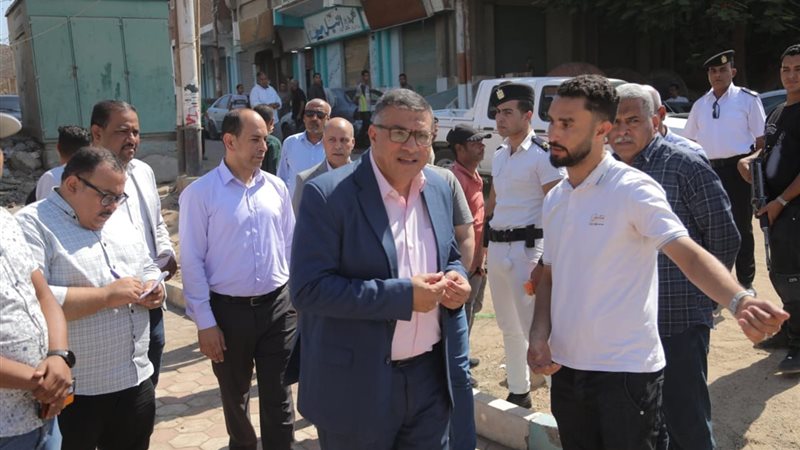 محافظ قنا يوجه بإزالة الإشغالات والباعة الجائلين ونقل مخازن فرز القمامة (صور)