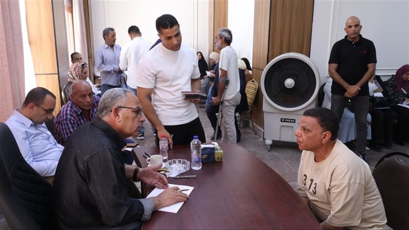 محافظ الإسماعيلية يستقبل 254 مواطنا لبحث مشاكلهم