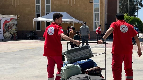 الهلال الأحمر يستقبل الدفعة 49 من المصابين الفلسطينيين