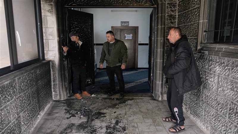 تصعيد خطير، الأوقاف الفلسطينية تدين حرق مسجدين في رام الله على يد مستوطنين إسرائيليين