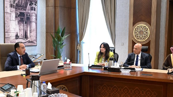 رئيس الوزراء يلتقي مسئولي شركة عالمية لمناقشة تنفيذ مشروعات تحلية مياه البحر