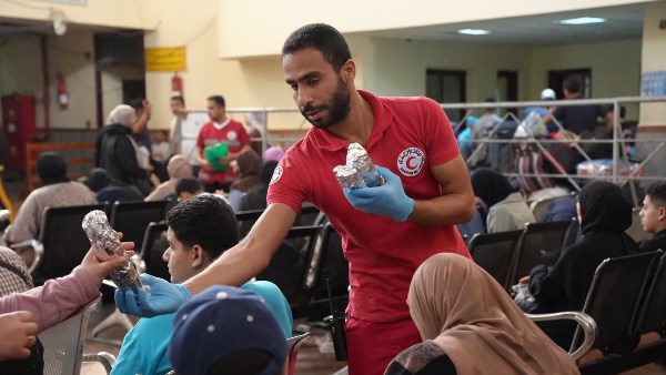 الهلال الأحمر المصري يستقبل الدفعة 46 من المصابين الفلسطينيين