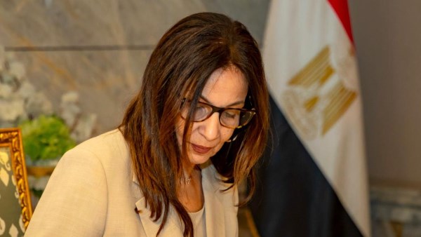 وزيرة الثقافة تجتمع مع قيادات الوزارة ورؤساء القطاعات والهيئات