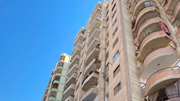 محافظ الجيزة: صرف 600 آلف جنيه إعانة عاجلة لـ60 أسرة متضررة بعقاري كفر طهرمس