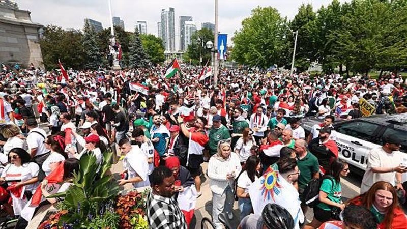زحف جماهيري عراقي في شوارع كندا قبل مواجهة السنغال الحاسمة بكأس العالم 2026(صور)