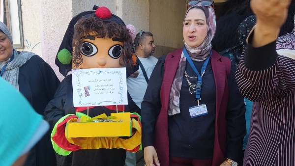 رئيسة لجنة بشبين الكوم تستقبل طلاب الشهادة الإعدادية بالشوكولاتة في أول يوم