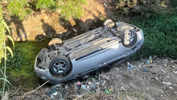 إنقاذ 3 أشخاص عقب انقلاب سيارتهم في المنوفية