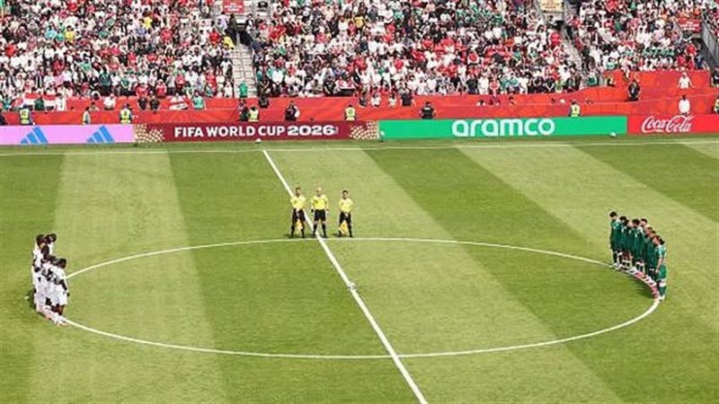 دقيقة حداد علي أرواح ضحايا زلزال فنزويلا خلال مباراة العراق والسنغال