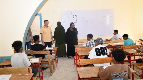 محافظ أسوان يفاجئ مدرسة كلابشة الجديدة ببحيرة ناصر لمتابعة امتحانات الشهادة الإعدادية