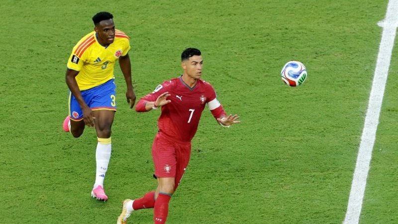 عناق حار من رونالدو، وفاة والد مدرب البرتغال قبل مواجهة كرواتيا