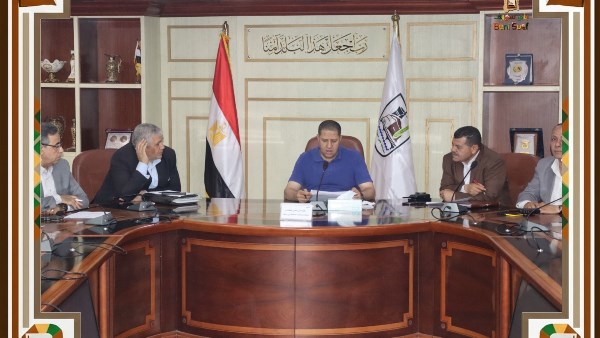 السكرتير العام لبني سويف يناقش الموقف التنفيذي والمالي لمشروعات الخطة الاستثمارية