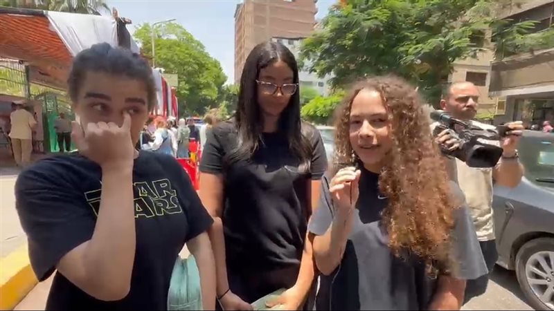 طالبات الثانوية العامة بالجيزة: هنسهر ونشجع منتخب مصر الليلة.. مش مهم امتحان العربي (فيديو)