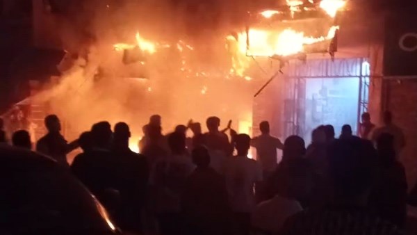 من فرن بلدي إلى 17 حوشًا ومنزلًا.. النيران تلتهم ممتلكات أهالي الجواهين في سوهاج